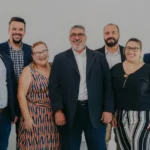 Da esquerda para direita, Jafé Ferreira, CEO na Exbiz. Marcio Montagnani, Diretor de Portfólio na Biz Group. Vanda Montagnani, co-fundadora da Exbiz. Omar Montagnani, Presidente e Fundador da Exbiz. Beto Hortega, Head de Infra & Network na Exbiz. Débora Montagnani, CFO na Exbiz. Eduardo Rocco, Major Account Executive na Exbiz