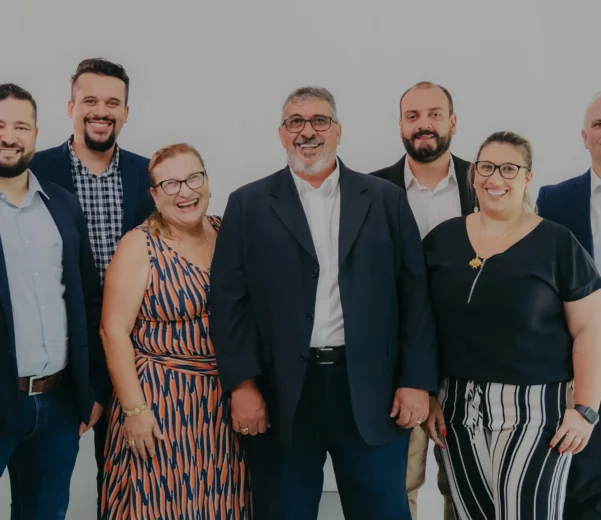 Da esquerda para direita, Jafé Ferreira, CEO na Exbiz. Marcio Montagnani, Diretor de Portfólio na Biz Group. Vanda Montagnani, co-fundadora da Exbiz. Omar Montagnani, Presidente e Fundador da Exbiz. Beto Hortega, Head de Infra & Network na Exbiz. Débora Montagnani, CFO na Exbiz. Eduardo Rocco, Major Account Executive na Exbiz